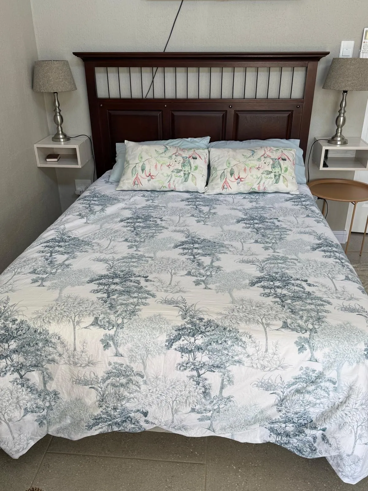 Gemaklike dubbelbed met houtkopstuk