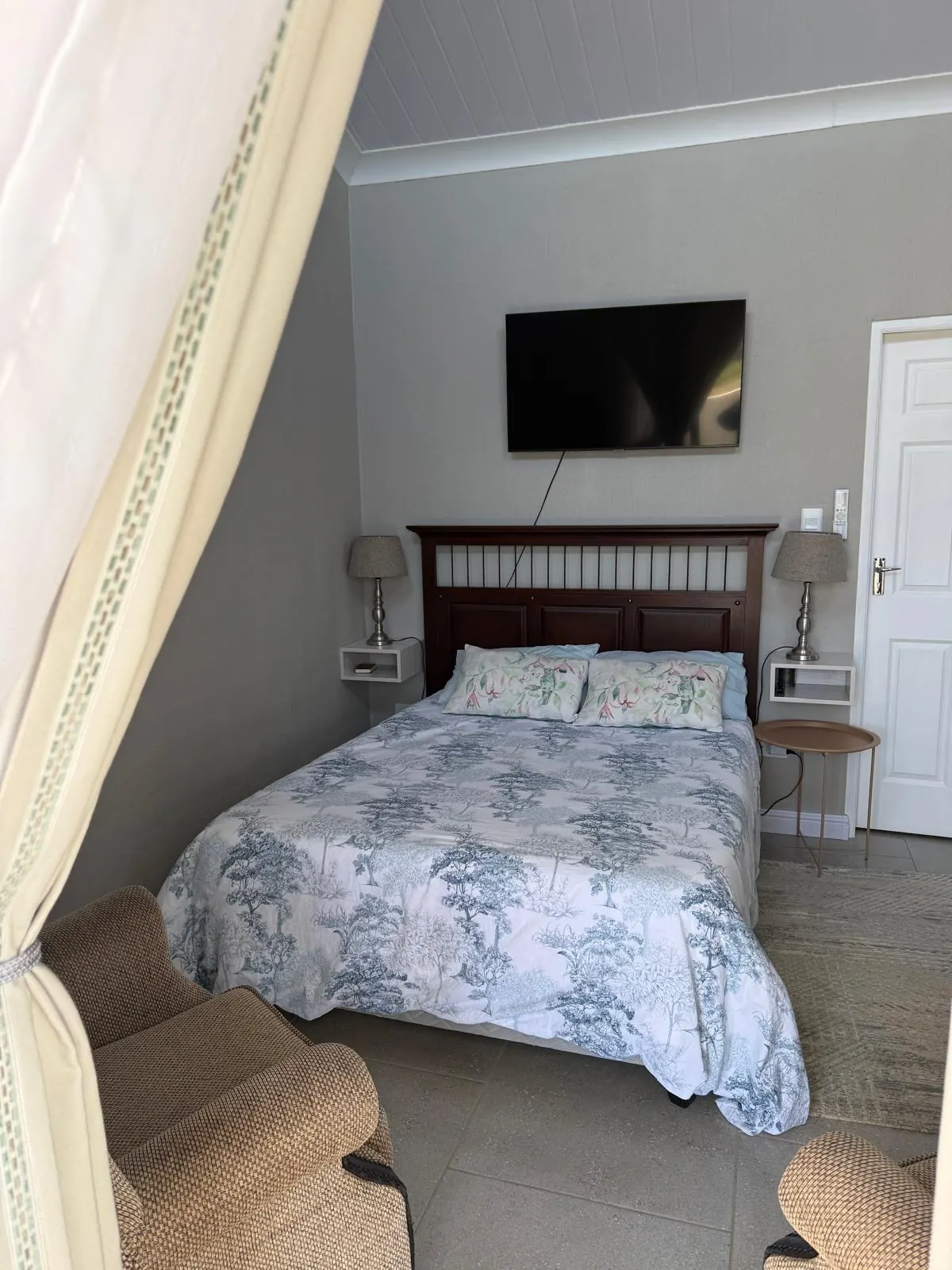 Bed met televisie teen die muur
