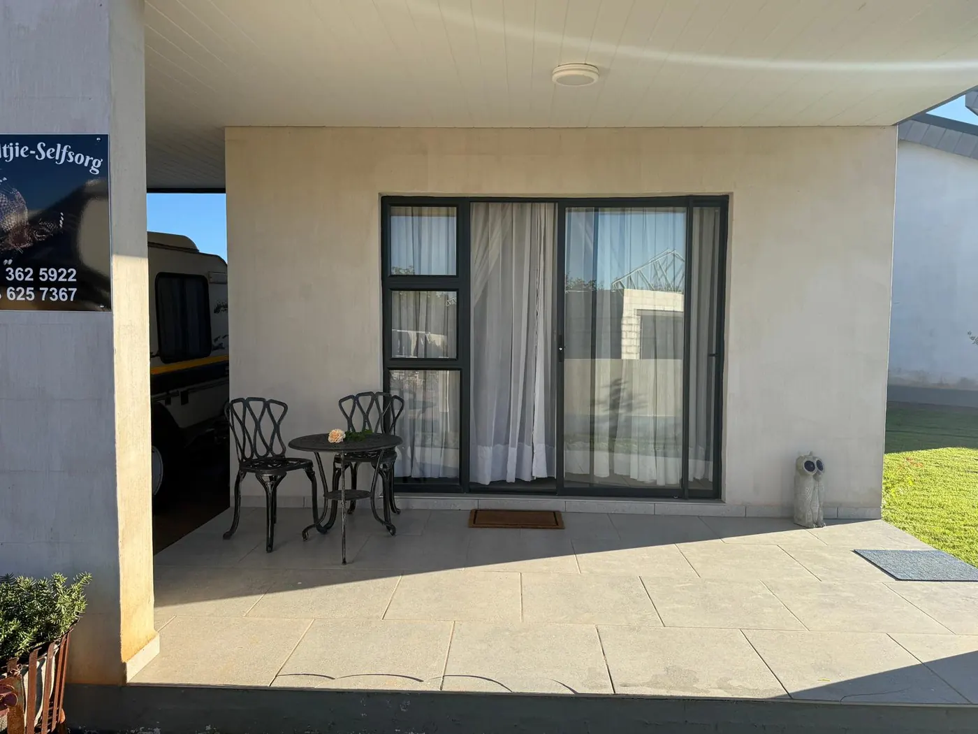 Tafel en stoele op die stoep